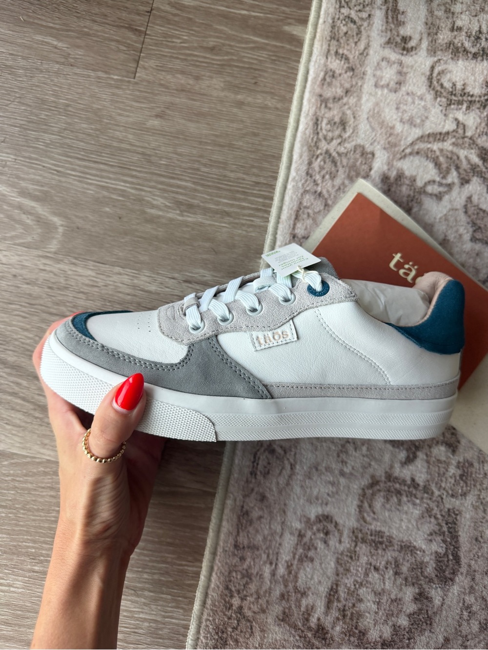 NWT täōs Pop Soul Sneakers